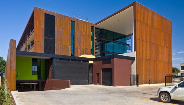 The new Queanbeyan Government Service Centre cladding is made from BlueScope XLERPLATE LITE™ HW350 steel, custom folded using the sheet dimensions.